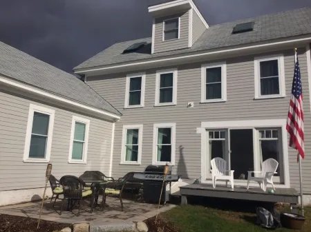 Meredith Bay - Brand New 2nd and 3rd floor Apartment in Private Home