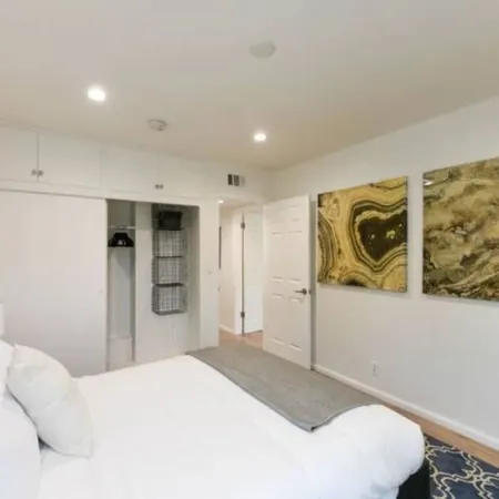Modern 2/2 Glendale Condo, Parking, Washer/Dryer