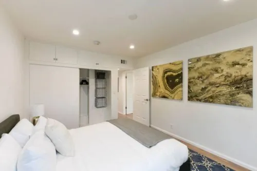 Modern 2/2 Glendale Condo, Parking, Washer/Dryer