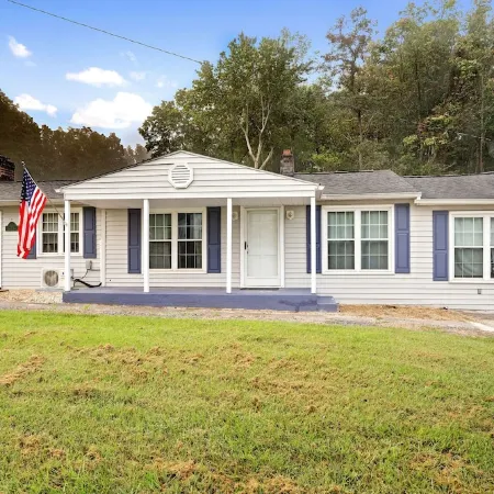 Rustic Mountain Home w Theater Room & Fire Pit, Minutes to Svu, W&L, & Vmi