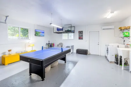 Casa Tropicana- Heated Pool, Game Room & Mins from Beach