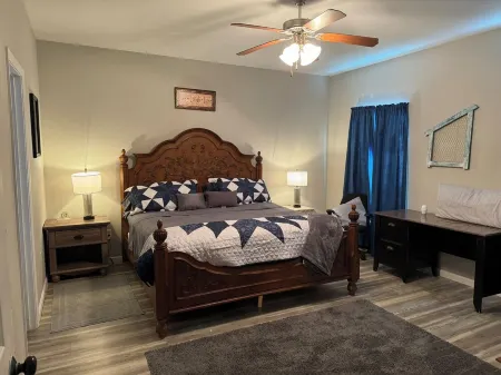 Spacious 3 Bedroom Home 1 Acre Unlimited Fast wifi