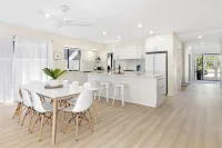 2 Story luxury beach house Hotels in Geographe