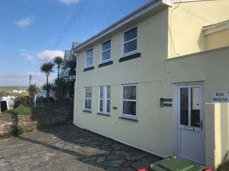 Lundy - overlooking Port Isaac Bay beautiful apartment with Sea Views & parking Отели в г. Port Isaac