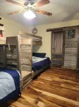 Charming lake cabin located next to Racoon State Park.
