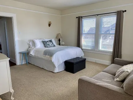 Sparkling clean 1920's bungalow