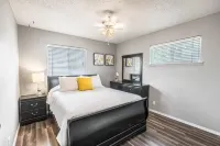 POOL, Sleeps 10, CENTRALY LOCATED, game room, pets. great for LONG TERM stays.