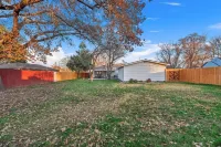 MidCentury Modern 3BR 2BA + Hot Tub in College District