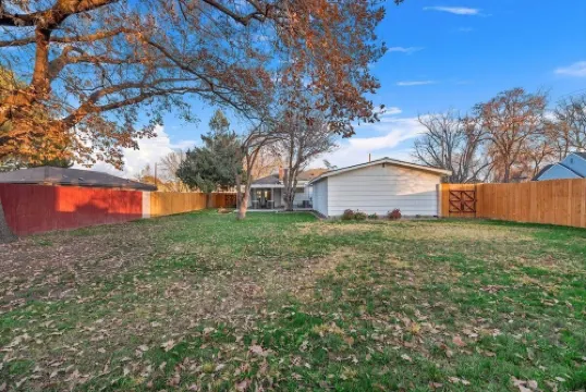 MidCentury Modern 3BR 2BA + Hot Tub in College District
