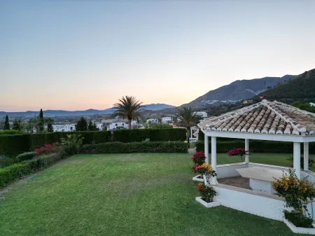 Colina del Mar, un Magnífico Jardín con Piscina y Maravillosas Vistas Отели рядом с достопримечательностью «Бенальмаденский парк бабочек»