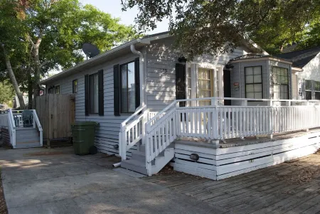 Cozy 2-Bedroom Cottage in Ocean Lakes Campground