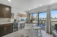 Beautiful View of Destin Harbor Retreat. 1 bedroom/ 1 bath.