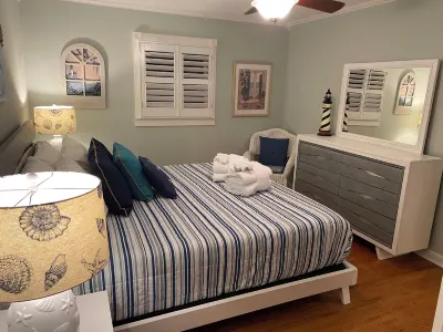 Spacious 3 bedroom House with screen porch .6 mile from downtown Southport, NC Cattail Cottage 주변 호텔