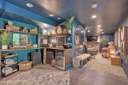 Tranquil mountainhouse w/hot tub, super close to trails & wineries- pet friendly