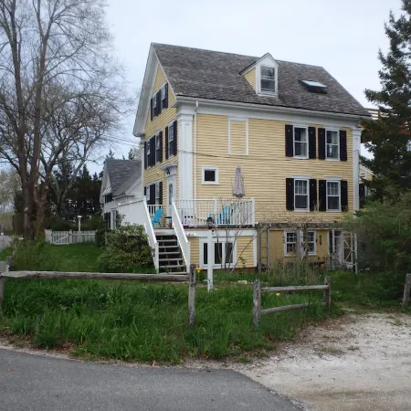 2 Bedroom Private Apt. in 1825 Whaler's Home on Duck Creek