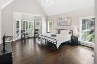 Beautiful and Serene 5BR Oasis with Private Pond 리버게이트 주변 호텔
