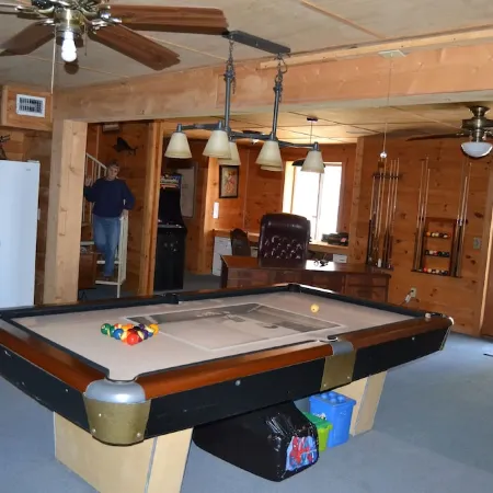 BUCK FALLS LOG CABIN, 5 bedroom Chalet RETREAT between Highlands and Franklin NC