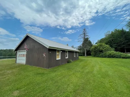 Direct Lakefront Cabin with 3 bedrooms! Serene Getaway! Отели в г. Herkimer County