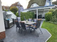 Thatched house with Southwest-terrace, centrally located, near to beach - بيت ضيافة