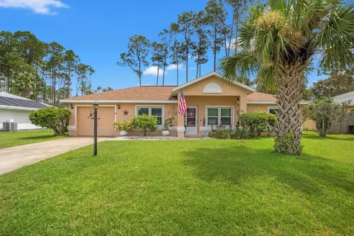 Charming 3-bedroom house with POOL, Firepit & WiFi / close to beach