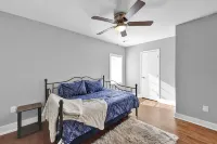 3-Bedroom Vacation Home 12 Mins from University of Alabama-Birmingham &Hospital Hotels near City Gear