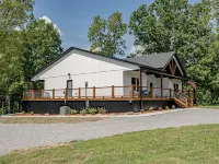 Porch-lovers Paradise! SLEEPS 11-12. Multiple fire pits. Only 0.8mi to boat ramp Hotels in Grayson County