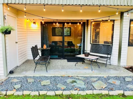 Downtown Kirkland Condo! Newly Renovated with Patio Отели рядом с достопримечательностью «Южный Киркленд Парк энд Райд»