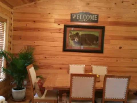 Beautiful cabin style home backing up on the White River! Hotels in Izard County