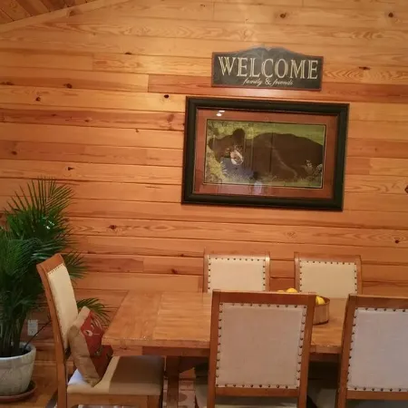 Beautiful cabin style home backing up on the White River! Hoteles en Condado de Izard