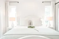 Elegant Cottage on the Bluff Downtown Fairhope (A) Hotels in Fairhope