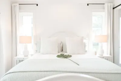 Elegant Cottage on the Bluff Downtown Fairhope (A) Hotels in 