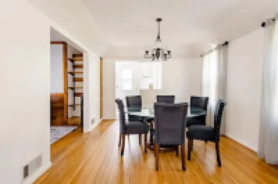 Entire house in a vibrant neighborhood - 3 Beds