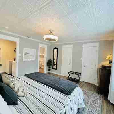 Spacious Vintage Gem - Big Yard - Close to Downtown & Schreiner - Dogs Welcome! Rooms