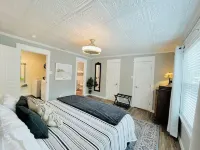 Spacious Vintage Gem - Big Yard - Close to Downtown & Schreiner - Dogs Welcome!