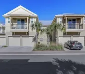 Luxury ground level condo. Golf cart, bikes, included.