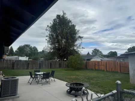 Cozy 3 bedroom by airbase! Отели в г. Алтамонт