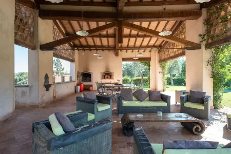 Luxe Roman Villa 25 minutes away from Rome | POOL, TENNIS COURT, FOOTBALL