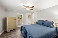 Cozy 2 bedroom in the heart of Gold City