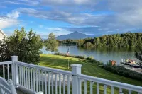 Lakeside three bedroom boathouse.