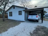 Pet friendly 2/1 home - 1 block to downtown Shiner Hotels in Lavaca County