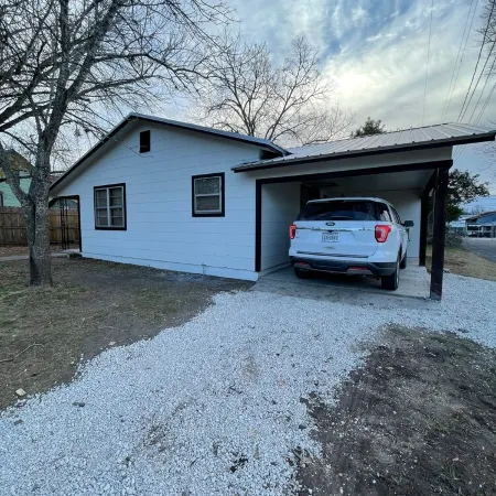 Pet friendly 2/1 home - 1 block to downtown Shiner