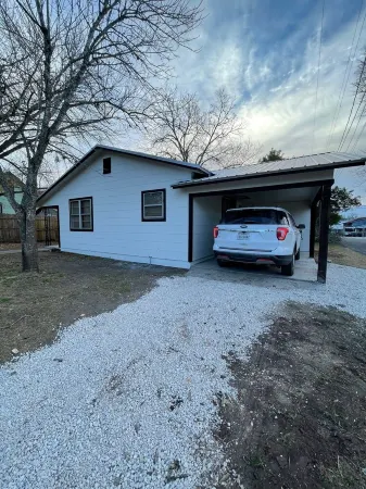 Pet friendly 2/1 home - 1 block to downtown Shiner