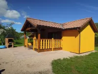 Fenced cottage rental with barbecue and children's play area - Chalets
