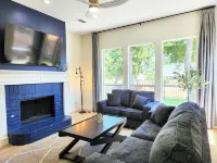 Brand New Spacious Serenity Getaway - King Bed!