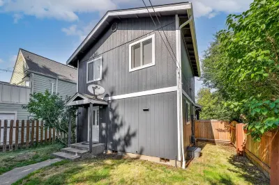 Beautiful home in North Tacoma historical district Highland Hill Shopping Center附近的飯店