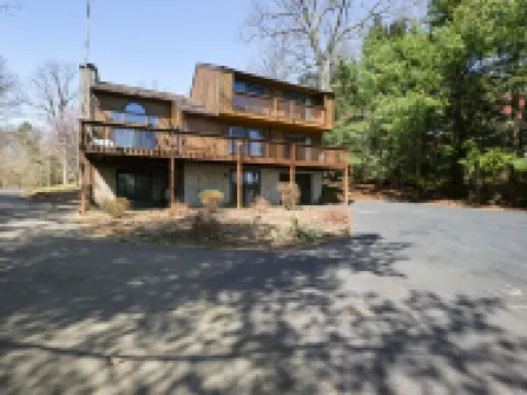 Private Lakefront on Fairview Lake - Sleeps 6-8 帕爾邁拉酒店