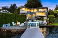 Relaxing 4 bed, 4 bath, + private studio lakefront home on Lake Stevens! Hotels in Snohomish County