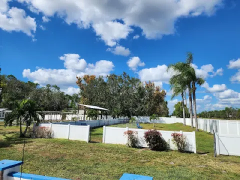 Cozy cottage at Sunseekers Resort. Pool, pets,pickleball,close to everything! Hotels near Caloosahatchee Creeks Preserve West