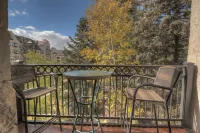 1 min. to slopes!Wake up & Ski! Steps to ski lift/gondola, shops & dining!