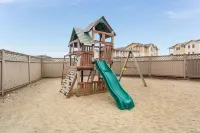 Spacious 2Br End Unit ~ Hot Tub ~ Beach Access ~ EV Charger!